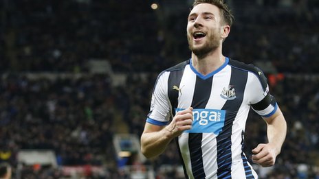 Newcastle strike late to hold Man Utd
